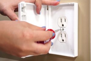 Jaga Keamanan Si Kecil dengan Tips Stop Kontak Ini